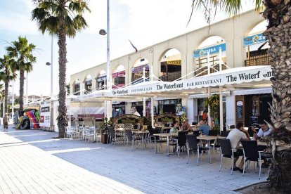 Aquesta temporada, les terrasses de primera línia de mar poden obrir fins més tard.