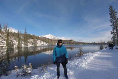 Francesc Ibarra en el lago de Štrbské Pleso, en el macizo de los Altos Tatra, durante su estancia en Eslovaquia.