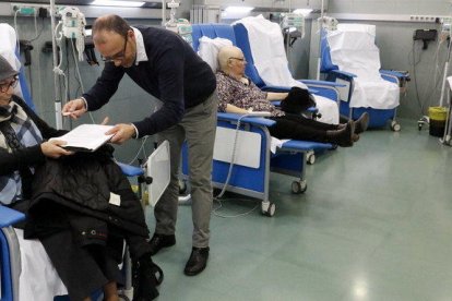 Imagen de archivo de pacientes sometidos a sesiones de quimioterapia.