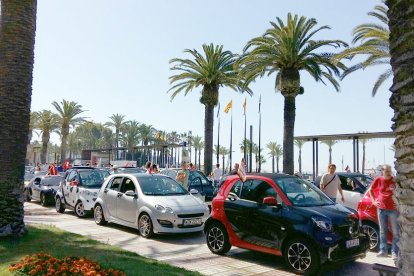 En el paseo Jaime I de Salou hay expuestos coches Smart de todo tipo.