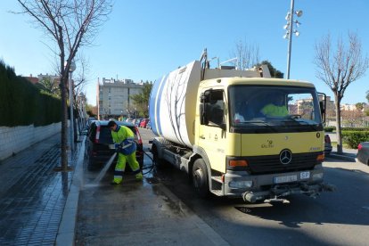 Imatge d'arxiu d'un dels vehicles de neteja de l'empresa Urbaser a Salou.