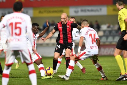 El defensa Mikel Villanueva intenta controlar una pilota envoltat de jugadors del Mallorca, a l'Estadi Municipal.