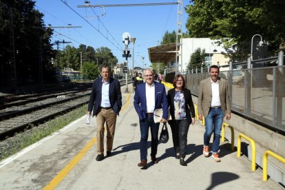 Pla general dels alcaldes de Vandellòs i l'Hospitalet de l'Infant, Salou, Cambrils i Mont-roig del Camp caminant vora la via del tren, amb l'estació de Salou al fons. Imatge del 2 de maig del 2018