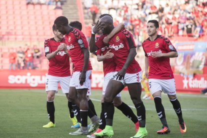 Achille Emaná celebra amb els seus companys el quart gol del Nàstic, que va acabar de rematar al Mirandés.