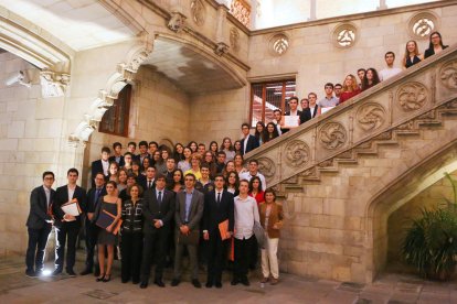 El president de la Generalitat, Carles Puigdemont, amb els estudiants premiats.