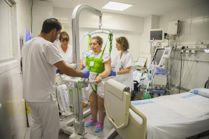 Aquesta pacient de 62 anys havia estat sis setmanes amb sedació i ara comença a caminar.