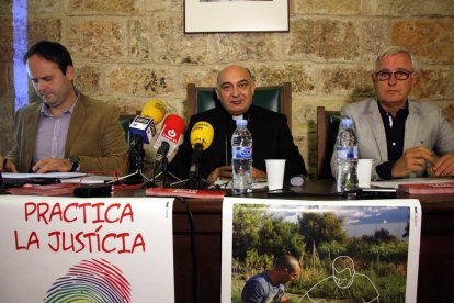 El secretari de Càritas Diocesana de Tortosa, Agustí Adell, el bisbe de Tortosa, Enric Benavent, i el president de Càritas Diocesana de Tortosa, Agustí Castell.