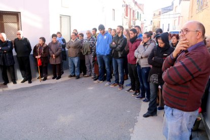 Concentración en recuerdo de los dos jóvenes en la plaza de la iglesia de Masdenverge.