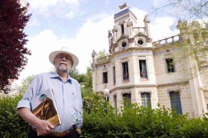 Buqueras, davant l'edifici modernista del Parc de la Ciutat.