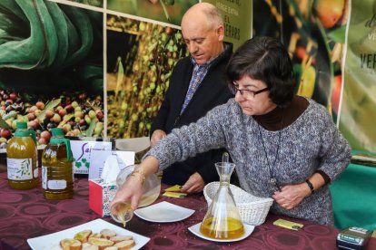 Responsables d'una de les cooperatives que ahir venien els seus olis a la Festa de l'oli Nou.