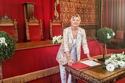 Elvira Ferrando en el Saló de Plens, minutos antes de una boda.