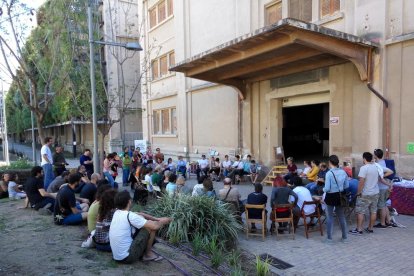 Una cincuentena de personas han participado en la asamblea delante de la puerta abierta del almacén 6.