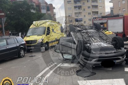 Imagen del vehículo que ha quedado volcado después de chocar contra otro turismo en el Vendrell.