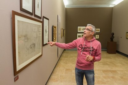 El director del Museu de Reus, amb una peça de Marià Fortuny.