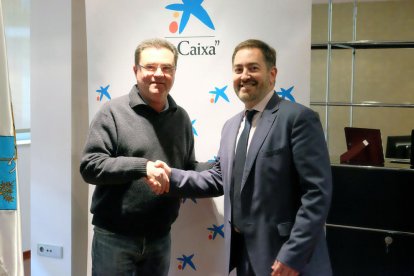 Els encarregats de signar el conveni han estat l'alcalde de la Pobla, Joan Maria Sardà, i el director d'Institucions de Caixabank, Alexis Gómez.