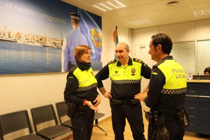 Els dos agents escolars conversant amb el cap de la Policia Local.