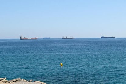 Quatre vaixells de mercaderies davant de les costes de Tarragona aquest dimecres.