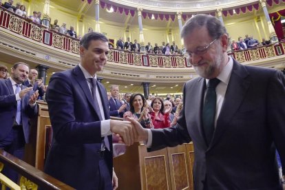 Mariano Rajoy i Pedro Sánchez es donen la mà després de la votació de la moció de censura.