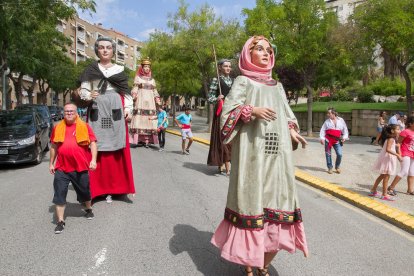 Elements festius desfilen en la cercavila que va recórrer els carrers de Sant Pere i Sant Pau.