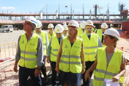 La concejala de la Presidencia, Neus Munté, visitando el interior del futuro Palau d'Esports de Tarragona 2017 con el alcalde Josep Fèlix Ballesteros y otras autoridades.