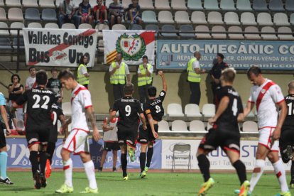 El capitán del conjunto reusense, Ramon Folch, celebra el 1-0 contra el Rayo Vallecano.