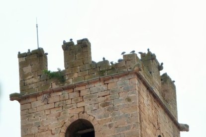 Imatge del campanar de l'església sense un dels merlets.