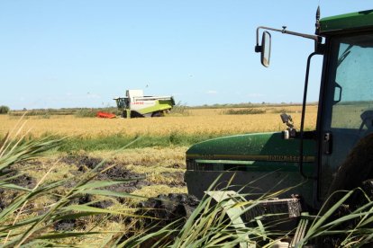 Els tractors i les maquines agrícoles circulen per les carreteres secundàries, principalment.