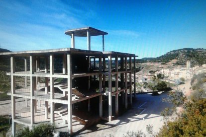 Estructura de l'hotel abandonat a la Bisbal de Falset, al Priorat.