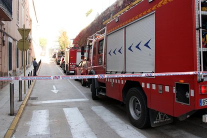 Imagen de archivo de varios camiones de bomberos en una calle.