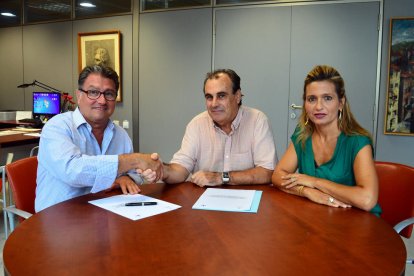 Pere Virgili, alcalde de Roda, Julián Unzaga, de l'empresa concessionària i