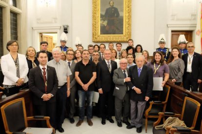 Foto de familia de les persones que han merescut els Guardons de la CIutat