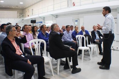 Christian Vang, responsable de la unidad industrial de Clariant, visita el Centro de Producción de Tarragona