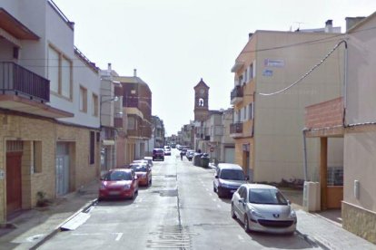 L'incendi es va produir en una casa unifamiliar del carrer Major de Deltebre.