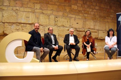 Pla general d'Oriol Grau, Josep Maria Prats, Carles Duarte, Isona Passola i una representant de la Carrutxa, entitat guardonada amb un dels Premis Nacionals de Cultura, el 27 de maig del 2016 a l'Antiga Audiència de Tarragona