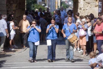 Una de les fomracions accedint pel portal del Roser.