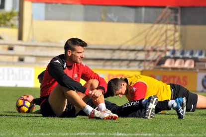 El delantero descansa durante un entrenamiento con el CF Reus.