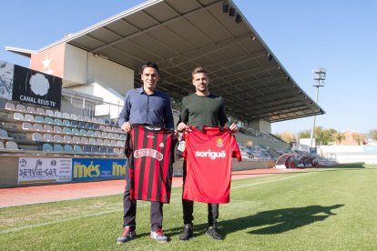 Ramon Folch, que luce galones en el vestuario rojinegro, y Xavi Molina, representando del bando Tarragona, se citaron ayer en el Estadi.