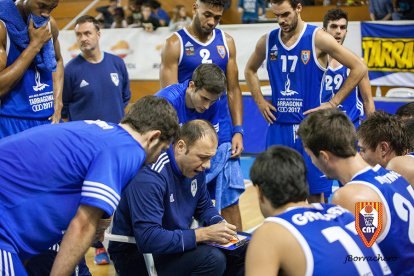 Berni Álvarez da instrucciones a sus jugadores durante un tiempo muerto.