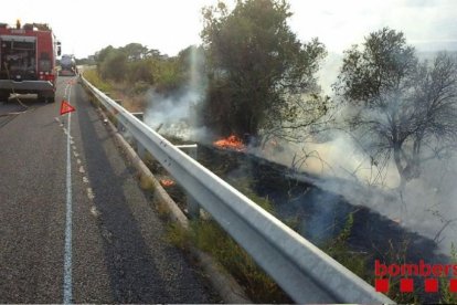 Un incendi en una roda de camió provoca un incendi de vegetació