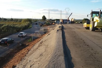 Imagen de los trabajos de condicionamiento que se están realizando en la carretera T-704 entre Reus y Maspujols.