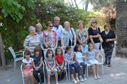 Foto de grup de l'alcalde amb totes les Tecles que van assistir al tradicional dinar.