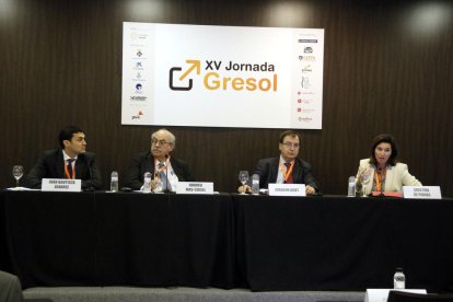 Pla obert del director general de Cirsa, Joaquim Agut, a la XV Jornada Gresol, entre l'exconseller Andreu Mas-Colell i la directora general de BBVA a Espanya, Cristina de Parios. Imatge del 26 d'octubre de 2016