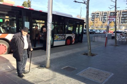 Andrés Robledo de 84 anys, és un dels molts usuaris que reclama la implantació d'una marquesina.