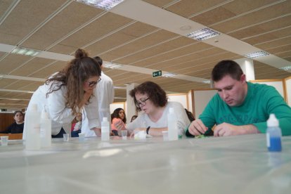 Els alumnes del centre descobrint propietats químiques.