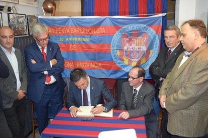 Bartomeu, firmando el libro de honor.