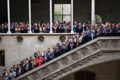 Foto de família d'alguns dels representants dels ajuntaments i les entitats que han participat a l'acte reivindicatiu al Palau.