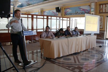 El diputat de CDC al Congrés i alcalde de Tortosa, Ferran Bel, cloent el Consell Nacional de la JNC a Deltebre.