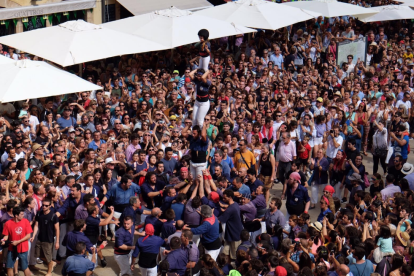 21è pilar caminant consecutiu dels Xiquets del Serrallo arribant a l'Ajuntament.