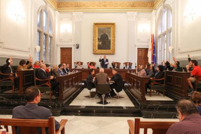 El «sí» del pleno al final del pago adelantado, en una sesión marcada por los reproches cruzados.