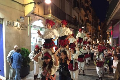 El Ball de Valencians de Reus entrando en la plaza del Mercadal este sábado.